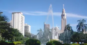 Fonte em uma praça com um edifício alto ao fundo, na cidade de Presidente Prudente.