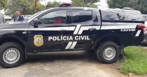 Viatura da polícia civil do Maranhão (PC MA) estacionada ao lado da estrada.