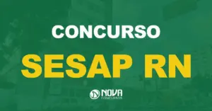 Prédio da Sesap, cercado por carros em movimento e outros edifícios ao fundo.