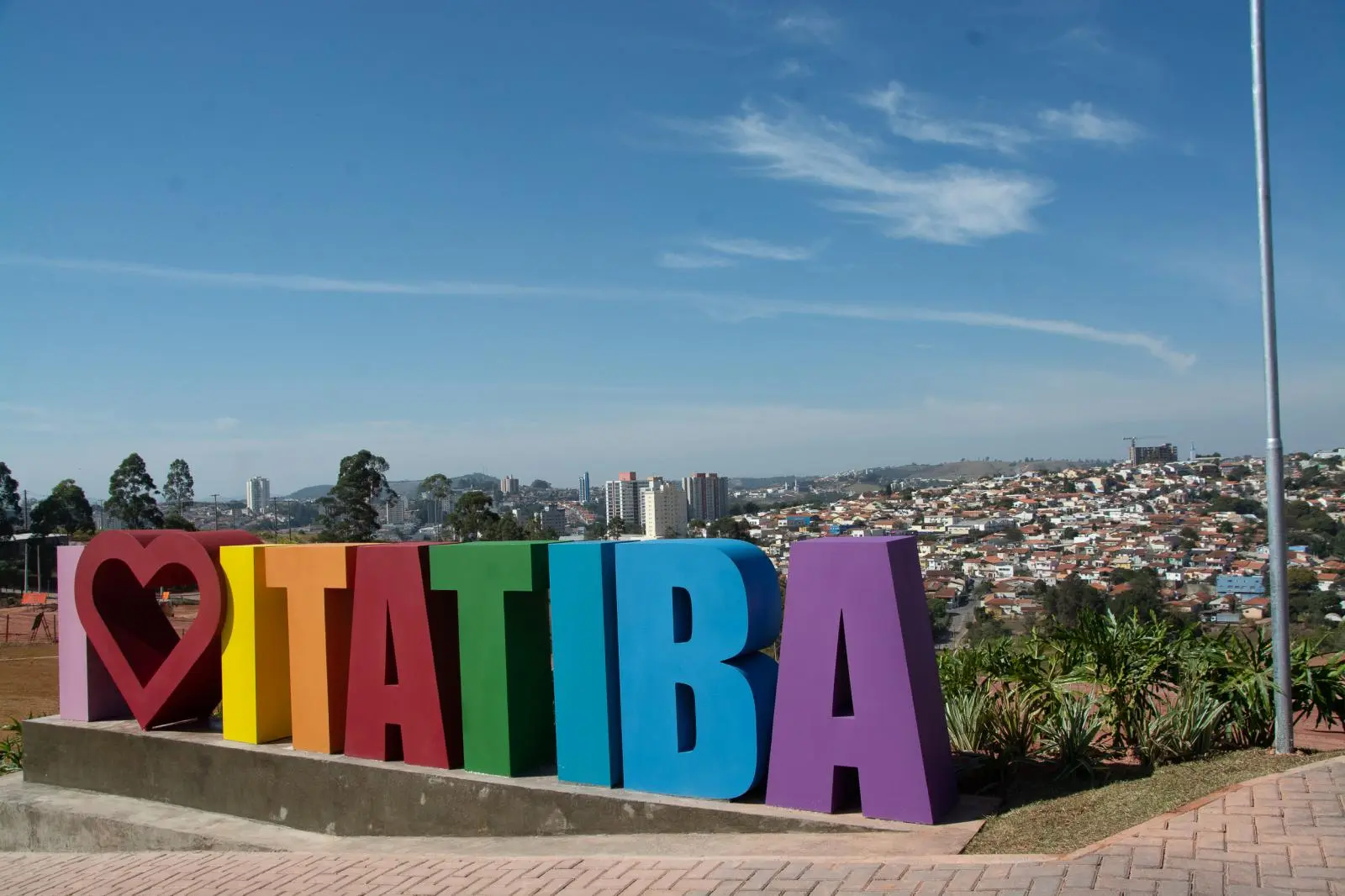 Monumento "Eu Amo Itatiba" com vista panorâmica da cidade; - Concurso Prefeitura de Itatiba