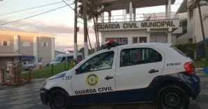 Veículo da guarda municipal de Taubaté parado em frente a um prédio.