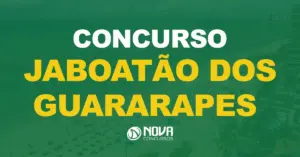 Praia em Jaboatão dos Guararapes, em Pernambuco, com muitas pessoas e guarda-sóis