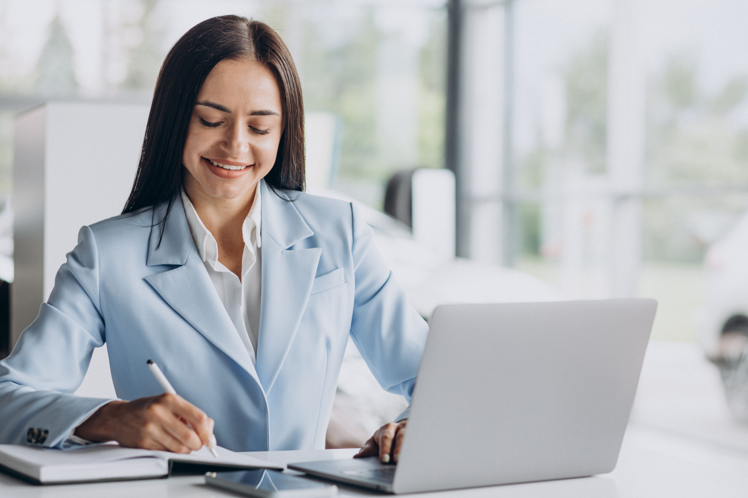 Mulher organizando tarefas em um escritório