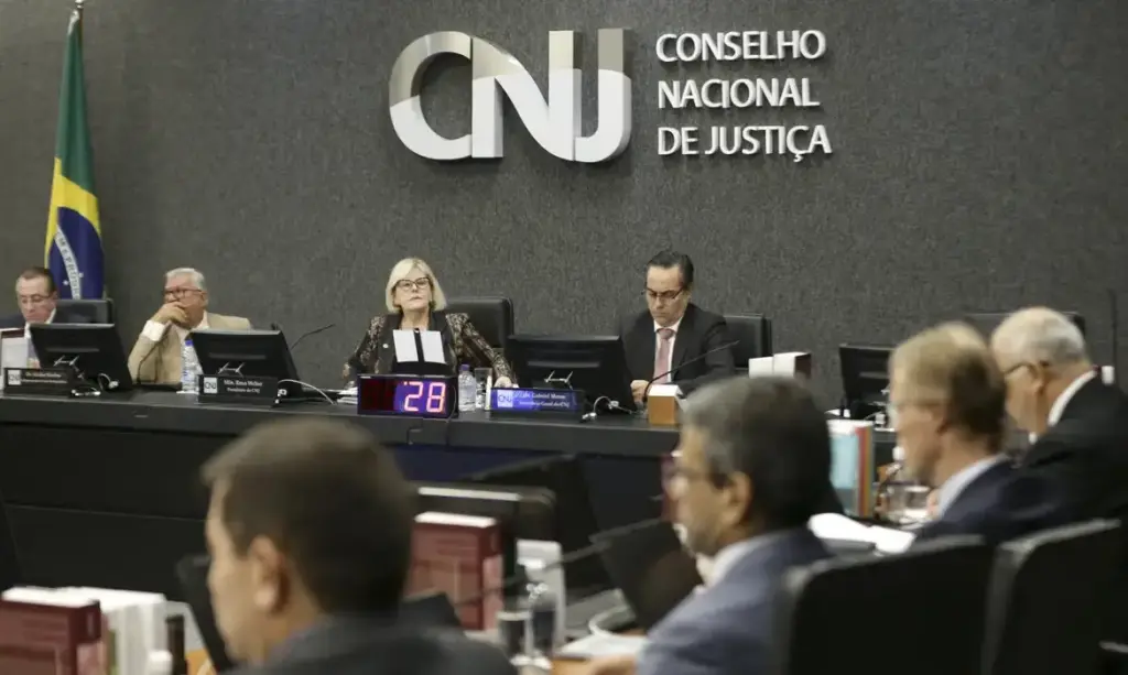 Analista Judiciário trabalhando.