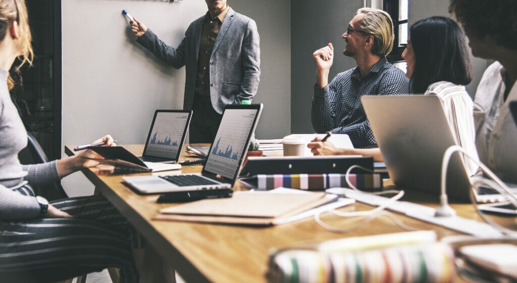 Assistente em administração desenvolvendo suas atividades em uma empresa