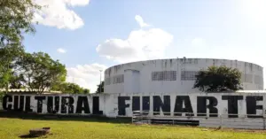 Fachada do prédio da Funarte, com o texto 'Cultural Funarte' em destaque em uma parede branca / Concurso Funarte