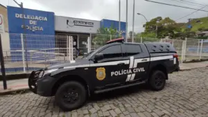 Viatura da Polícia Civil do Espírito Santo em frente a uma delegacia. - Concurso Polícia Civil ES: Comissão formada. 1.050 vagas previstas!