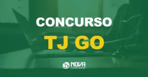 pessoa usando computador com balança que simboliza a justiça ao lado e texto sobre a imagem escrito concurso TJ GO