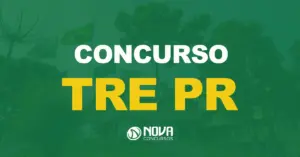 Prédio do concurso TRE PR com três bandeiras hasteadas do lado esquerdo e em frente uma escada, com gramado e araucária.