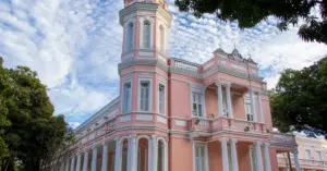 Fachada do prédio sede da Universidade Federal do Ceará (UFC). Edífico coral, com arquitetura colonial.