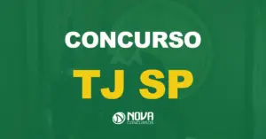 Juíza em uma sala de tribunal, usando uma toga preta e segurando um martelo. Texto sobre a imagem Concurso TJ SP