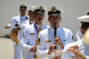 Militares fardados da banda da Marinha tocam instrumentos musicais em uma apresentação - Concurso Marinha Sargento Músico