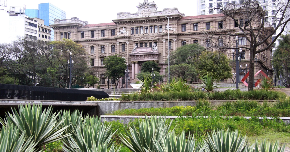 fachada do tribunal de justiça de são paulo em um dia ensolarado