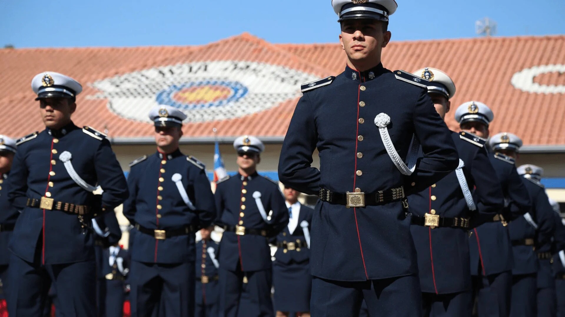 academia militar do barro branco e oficiais na frente