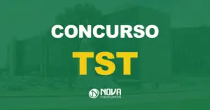 Prédio sede do TST, edífício grande cinza e preto com muitos carros estacionados à frente. Texto sobre a imagem concurso TST