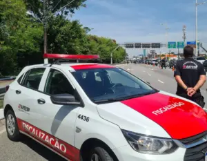 Imagem de uma operação da ARTESP em uma rodovia, com veículo de fiscalização e agentes abordando veículos. - Concurso Artesp