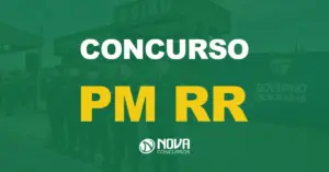 Policiais militares de Roraima em pé em frente a um edifício. Texto sobre a imagem concurso PM RR