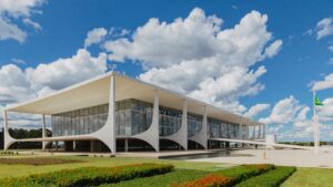 O Palacio do Planalto sob um ceu azul nublado em Brasilia