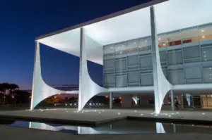 Imagem mostra Palácio do Planalto, sede do Poder Executivo Federal localizada na Praça dos Três Poderes em Brasília/DF, durante a noite