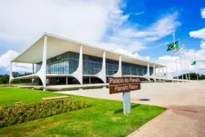 fachada do Palácio do Planalto em Brasília com placa escrito Palácio do Planalto