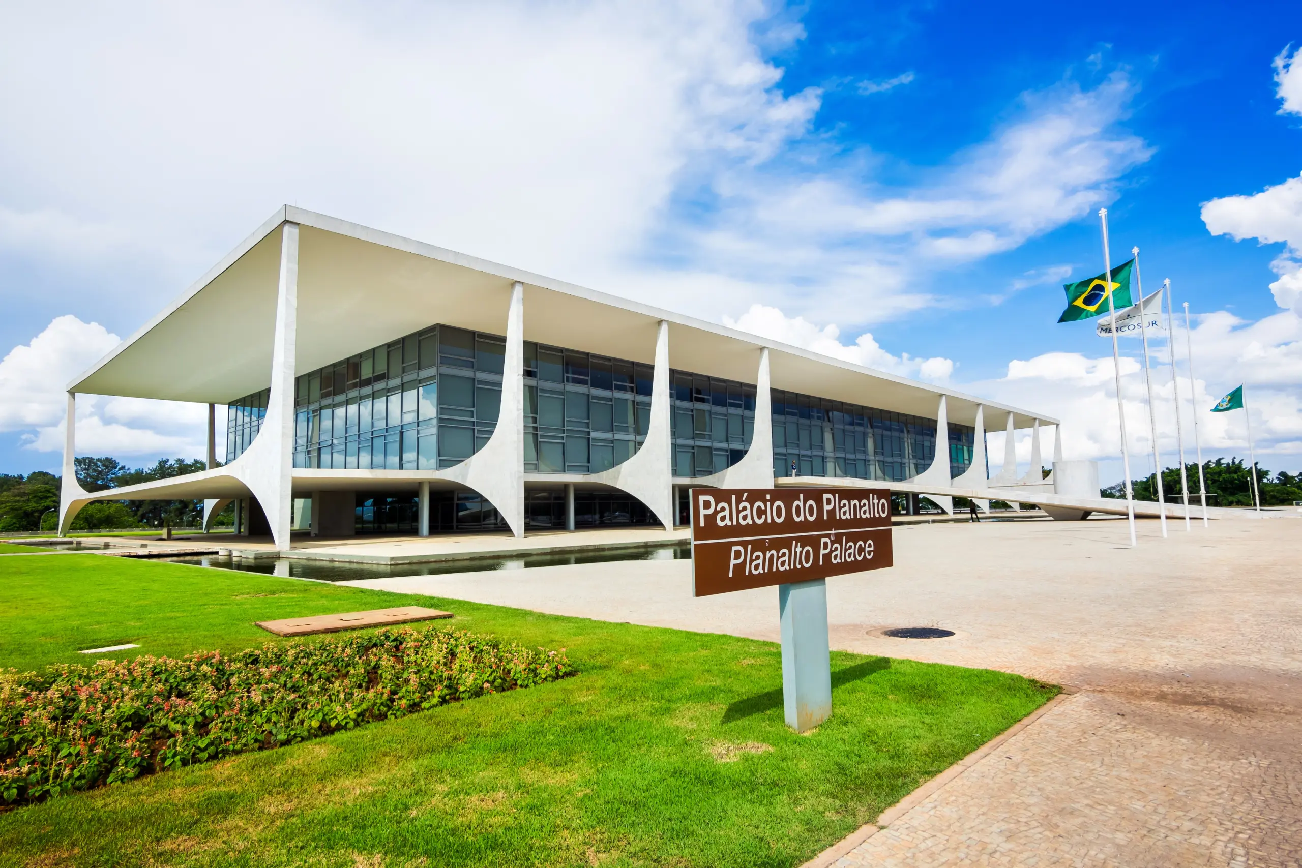 fachada do Palácio do Planalto em Brasília com placa escrito Palácio do Planalto