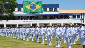 imagem de marinheiros em formação em frente ao prédio da escola - Concurso Marinha EAM