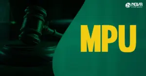 martelo de madeira em cima da mesa do tribunal de justiça com texto do lado direito sobre imagem verde escrito mpu