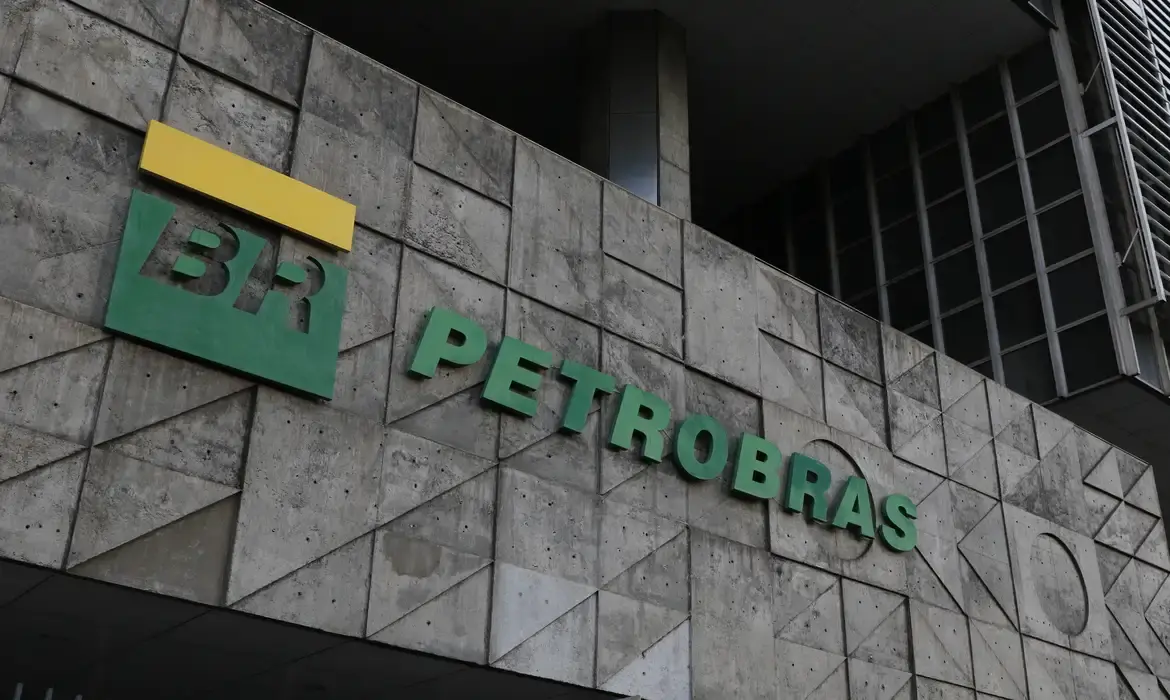 Fachada da Petrobras com a logo do órgão na parede.