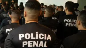 policiais da polícia penal ce assistindo uma palestra apresentada por outros policiais