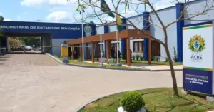 Portão de entrada da Secretaria de Estado de Educação, Cultura e Esportes do Acre, em Rio Branco.