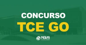 Fachada cinza e com grades da sede do TCE GO, na cidade de Goiânia ao fundo. Texto sobre a imagem Concurso TCE GO