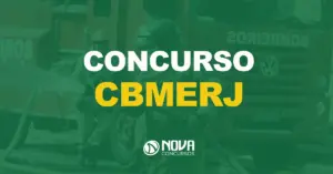 bombeiro segurando mangueira com água na frente de caminhão do corpo de bombeiros com texto escrito concurso cbmerj