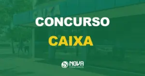 concurso caixa escrito e a fachada da agência bancária ao fundo com portas de vidro e duas mulheres caminhando na calçada.