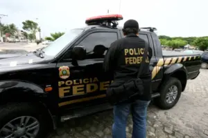 agentes da Policia Federal do Brasil sao vistos durante uma investigacao publica de peculato na cida