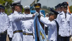 imagem de foto de alunos formados na escola de Sargentos comemorando - Concurso Aeronáutica EASG