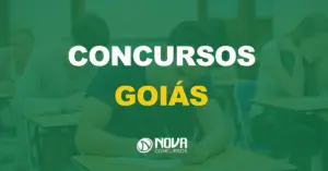 pessoas fazendo exame em sala de aula com texto sobre a imagem escrito concursos naci