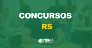 pessoas fazendo exame em sala de aula com texto sobre a imagem escrito concursos rs