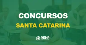 pessoas fazendo exame em sala de aula com texto sobre a imagem escrito concursos santa catarina (SC)