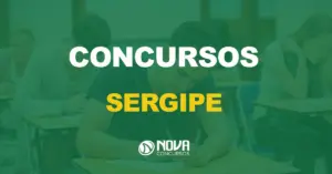 pessoas fazendo exame em sala de aula com texto sobre a imagem escrito concursos Sergipe (SE)