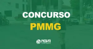 oficial da polícia militar de minas gerais em pé com viaturas e delegacia ao fundo e texto sobre a imagem escrito concurso pmmg