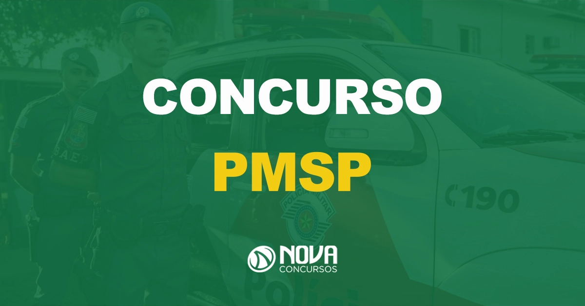 dois policiais militares ao lado do carro da policia com texto sobre a imagem escrito concurso pmsp