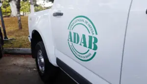 imagem de logo em carro da empresa ADAB BA