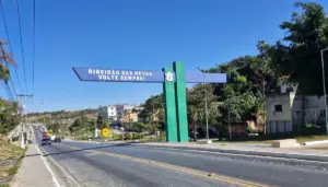 foto da rodovia de entrada da cidade de Ribeirão das Neves com placa com o nome da cidade