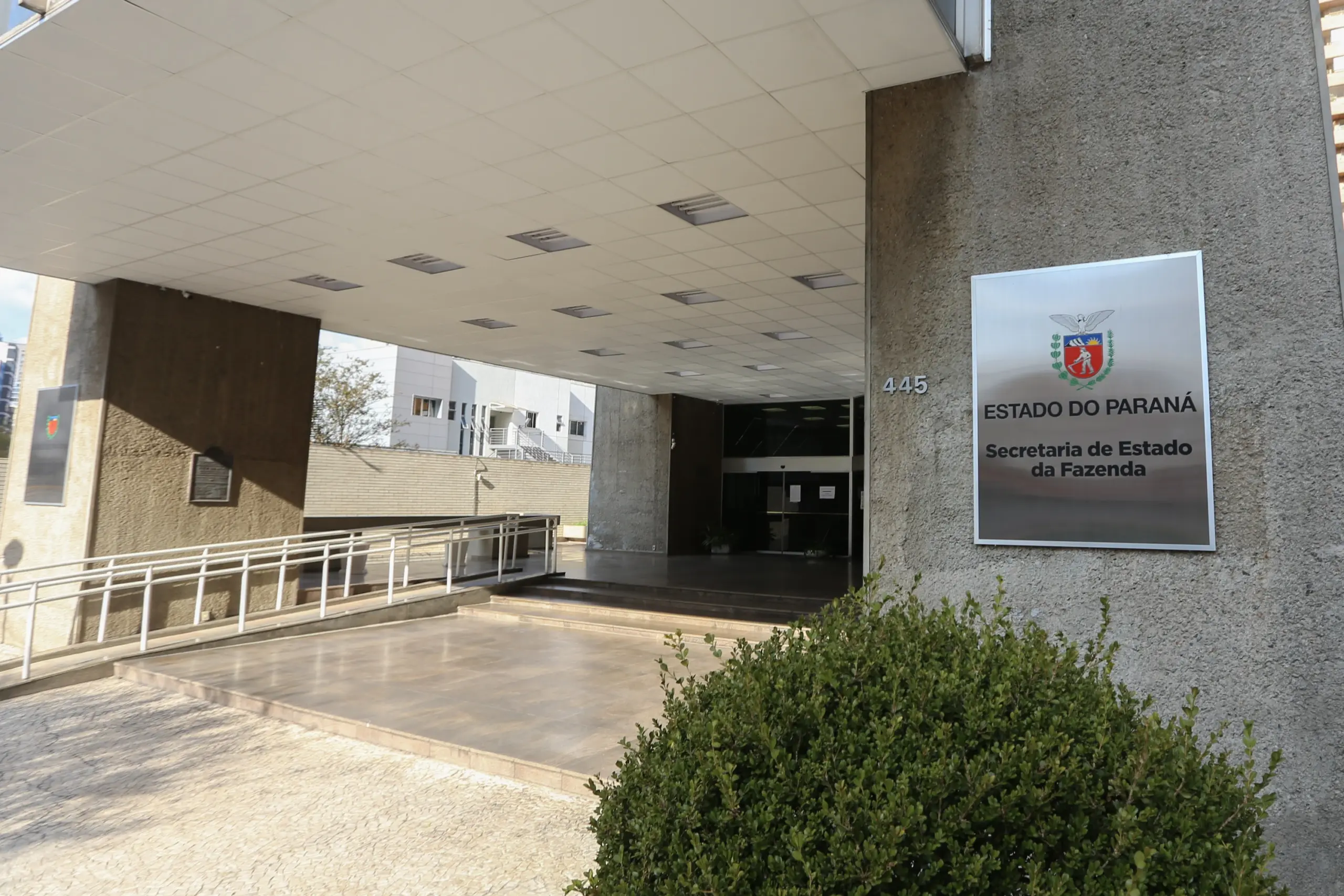 Entrada da Secretaria da Fazenda do Estado do Paraná