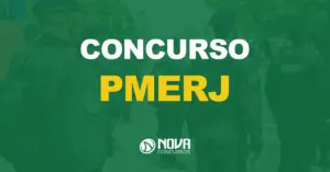 policiais fardados de costas reunidos para foto com texto sobre a imagem escrito concurso PMERJ