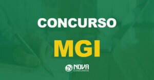 Um empresário escrevendo em um caderno com uma caneta e um laptop. Texto sobre a imagem Concurso MGI