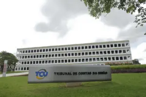 Fachada do Tribunal de Contas da União (TCU), com placa de identificação na entrada. - Concurso TCU