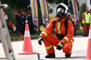 bombeiro abaixado olhando para cima