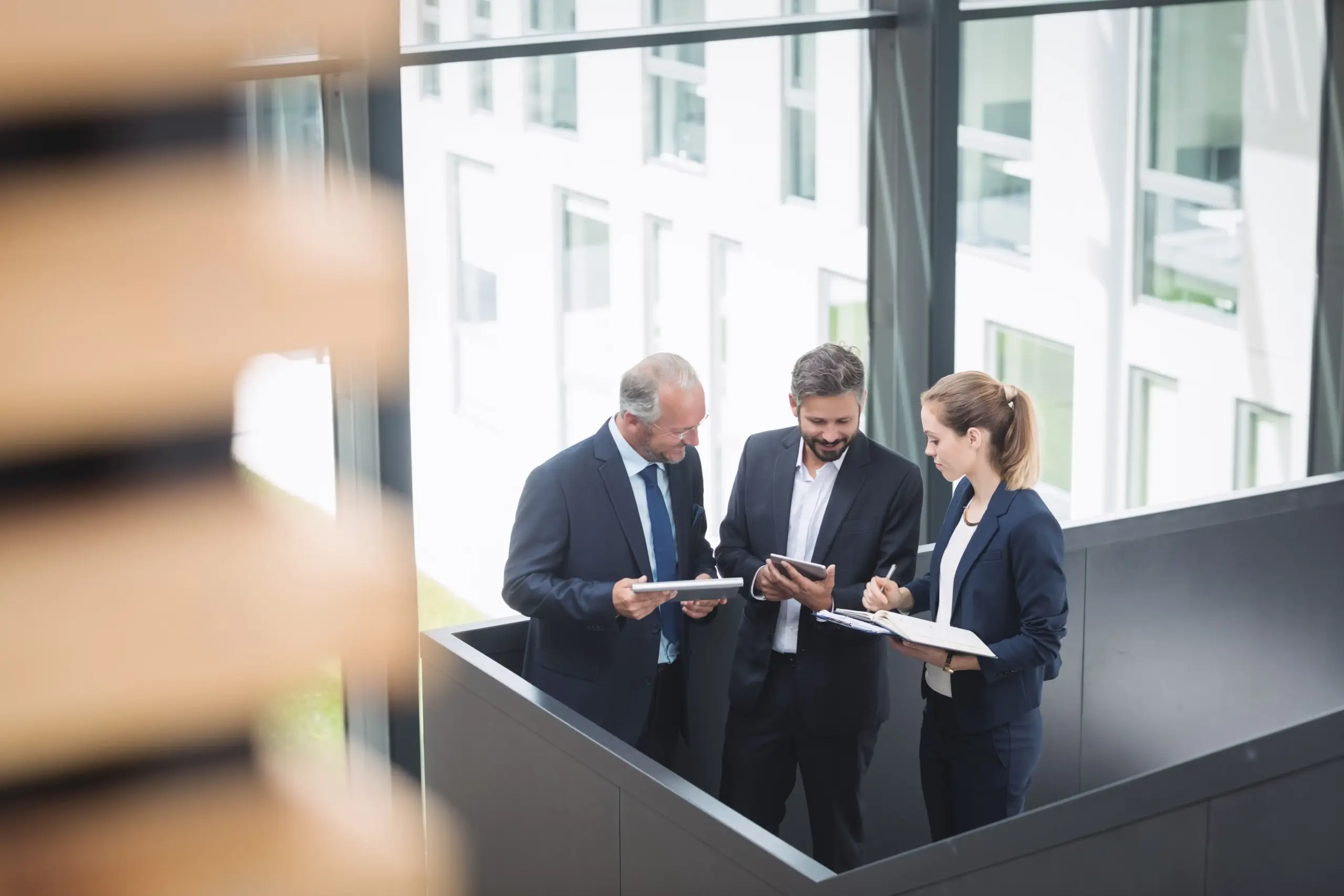 Profissionais em um ambiente corporativo - Concurso TJ RS