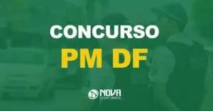 visão lateral de dois policiais miliares usando boné com texto sobre a imagem escrito concurso pm df